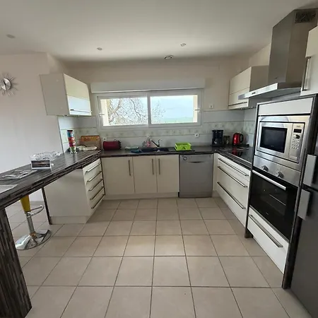 Holiday home Ecume Maison Vue Degagee Sur Mer, Spacieuse Lumineuse 3 Chambres, 2 Salle D'Eau, 2 Wc A 1Km De La Plage Et Commerces, Plages Du Debarquement, Parking Privatif, Terrasse, Jardin Clos, Table De Ping Pong Aux Beaux Jours, Pres De Bayeux